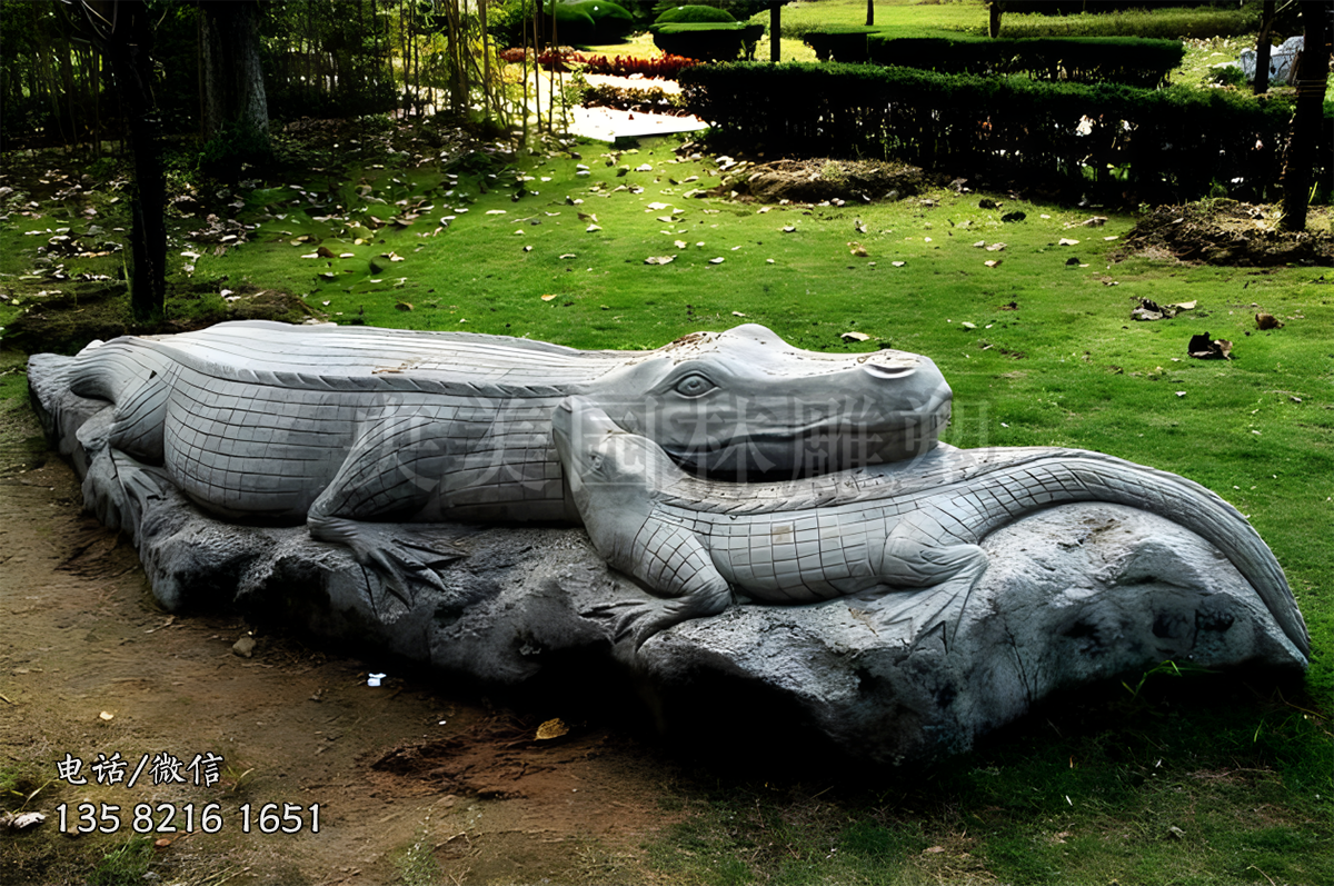 鱷魚(yú)母子石雕