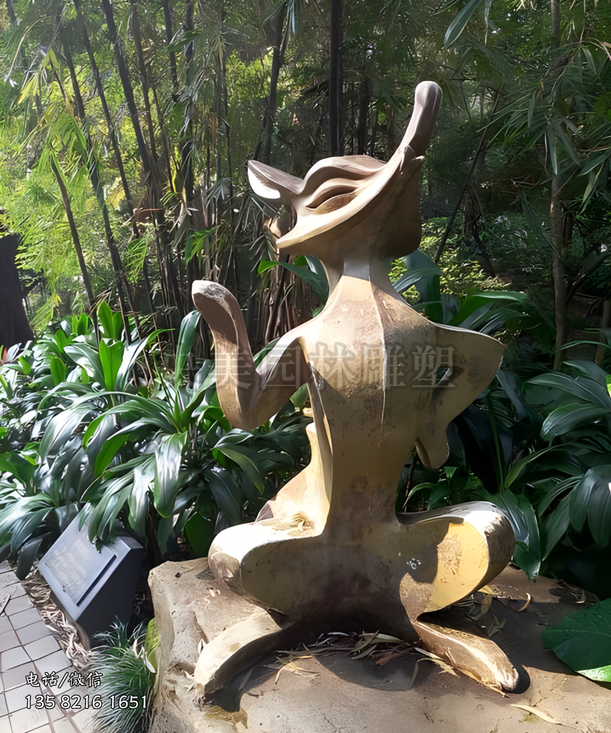 趾高氣昂的鍛銅狐貍雕塑