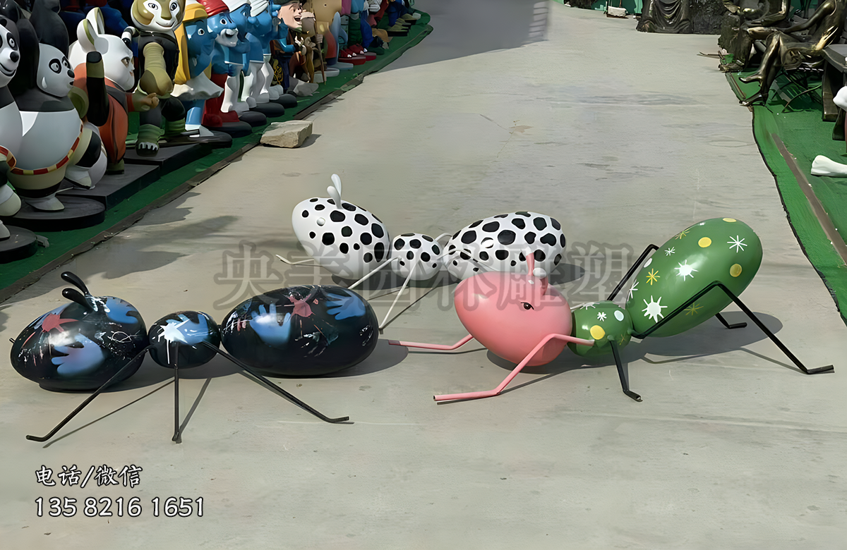 爬行的彩繪玻璃鋼螞蟻雕塑