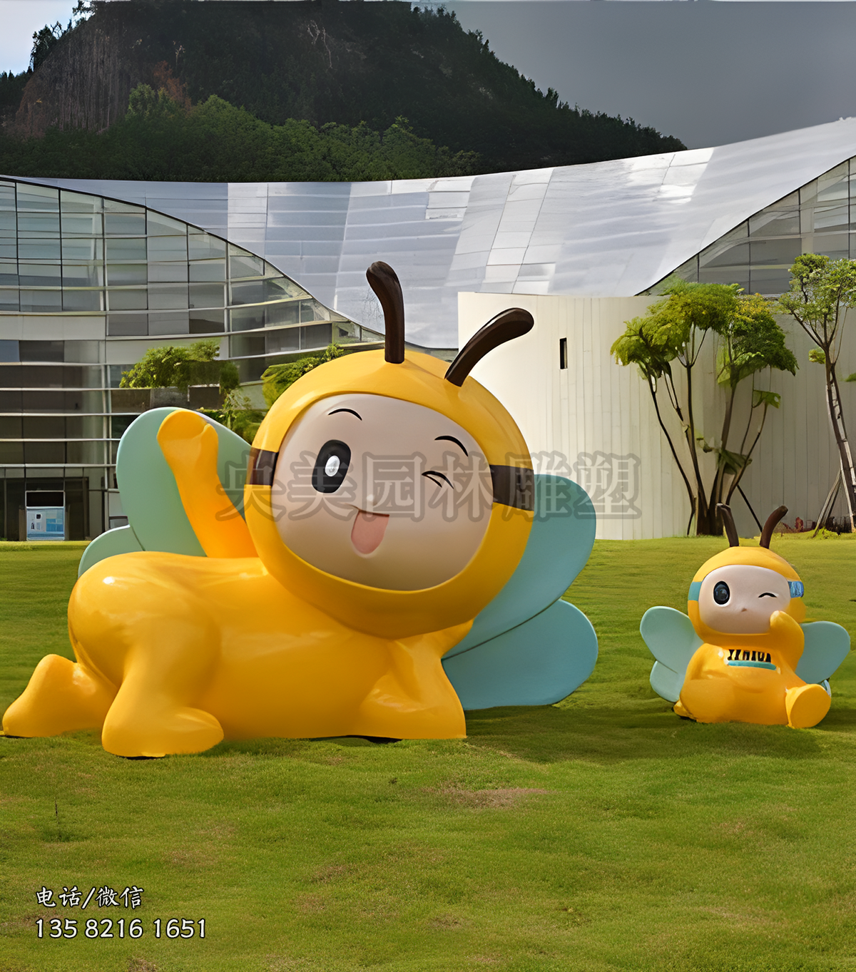 躺地上的卡通蜜蜂雕塑