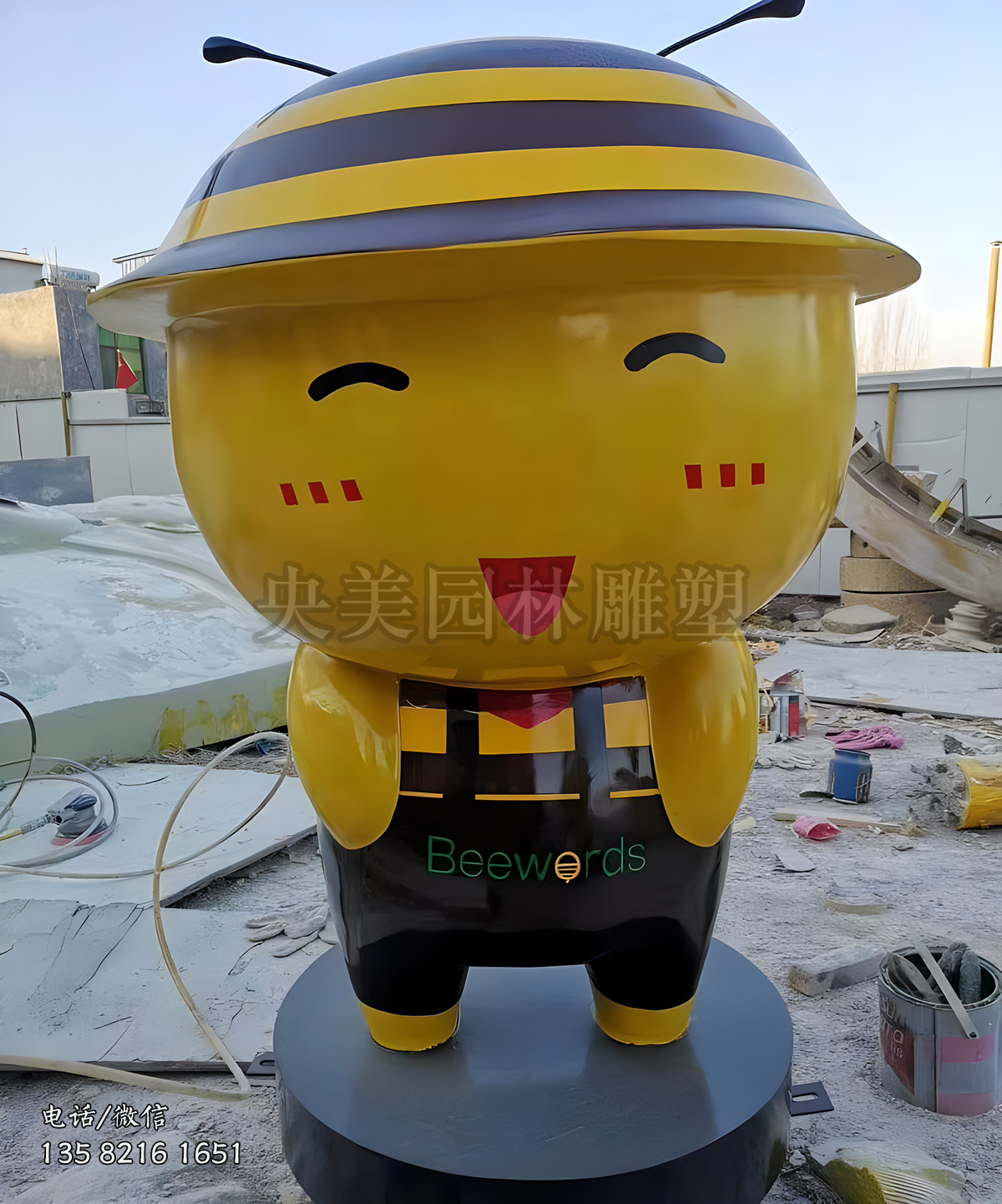 雙手插兜的可愛蜜蜂公仔