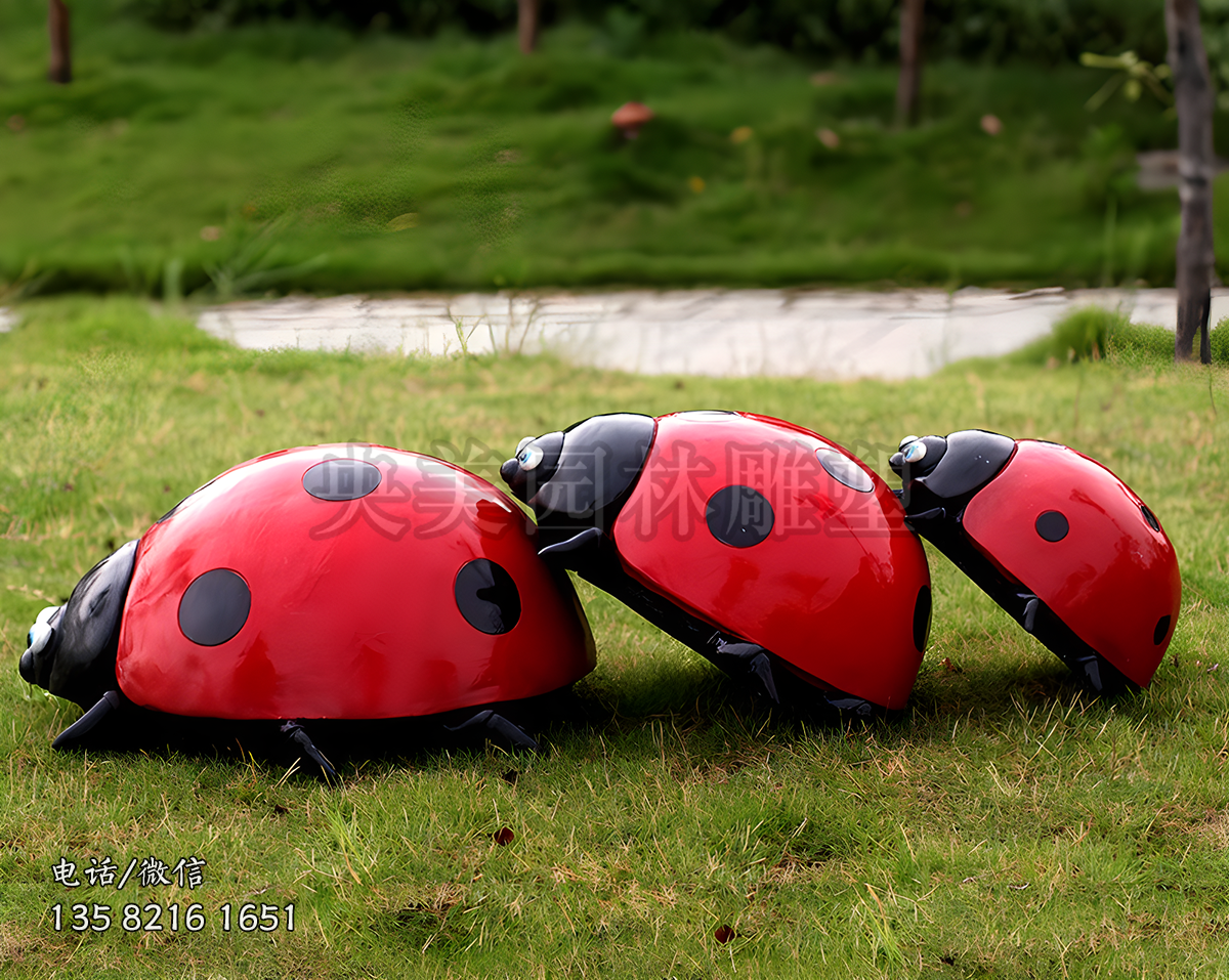 排隊的玻璃鋼彩繪瓢蟲雕塑