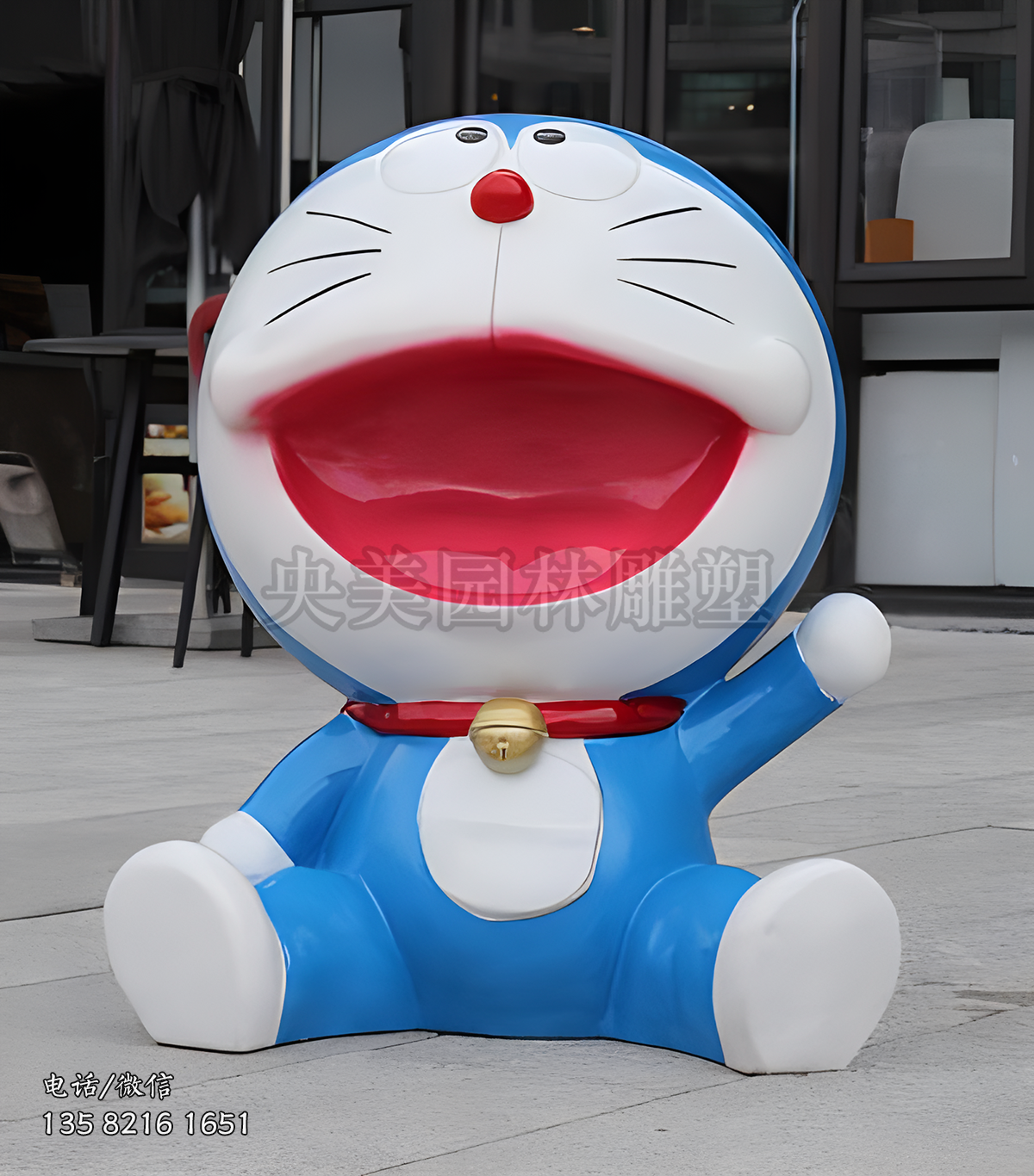 坐地上的哆啦A夢(mèng)雕塑