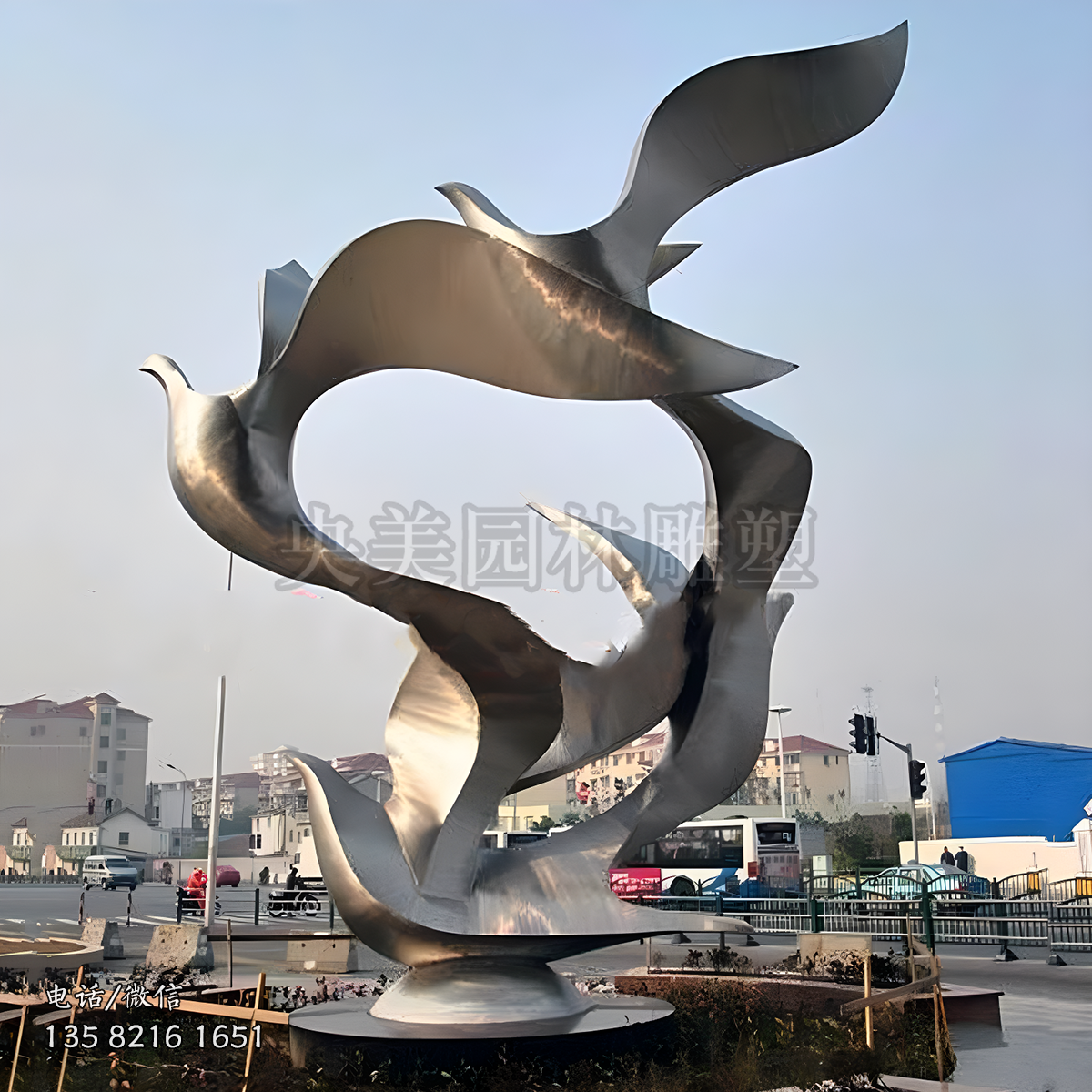 舞動(dòng)翅膀飛翔的鴿子雕塑