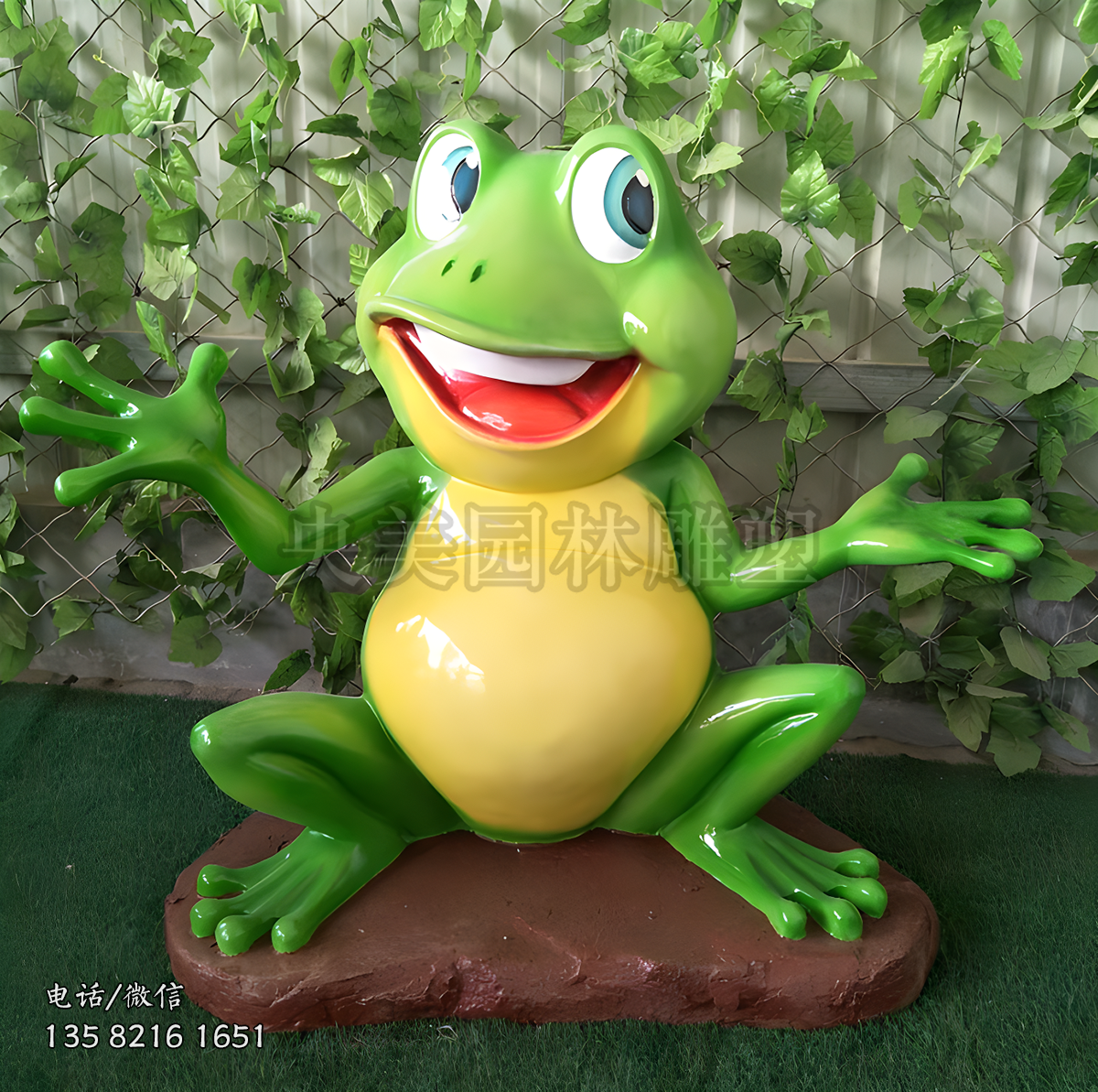 雙手張開歡迎光臨的青蛙雕塑
