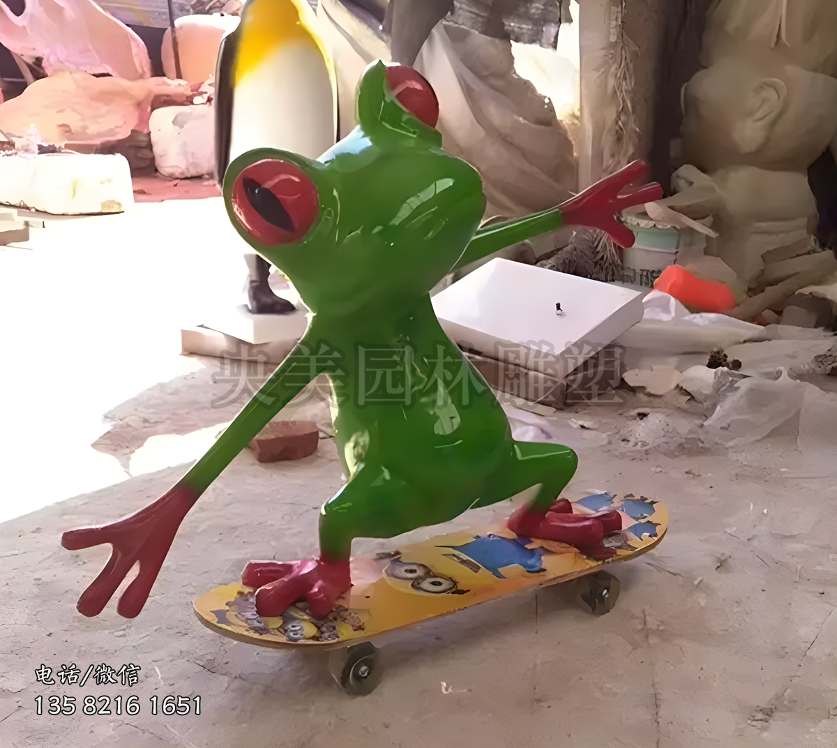 萬(wàn)滑板車的青蛙雕塑