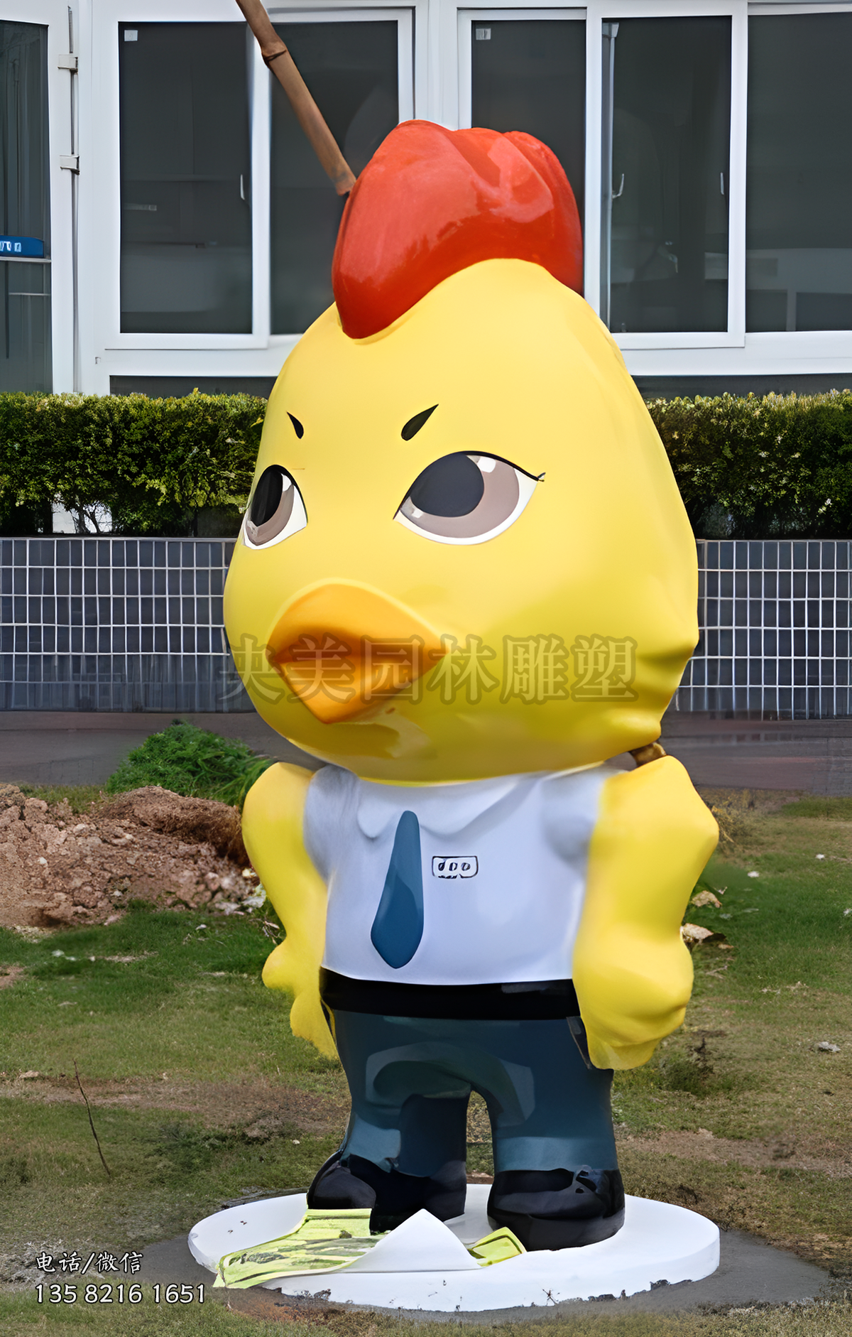 雙手叉腰生氣的卡通小雞雕塑