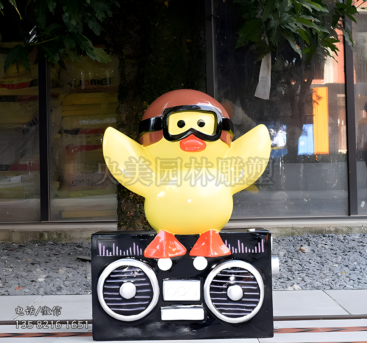 站在音響上的卡通小雞雕塑