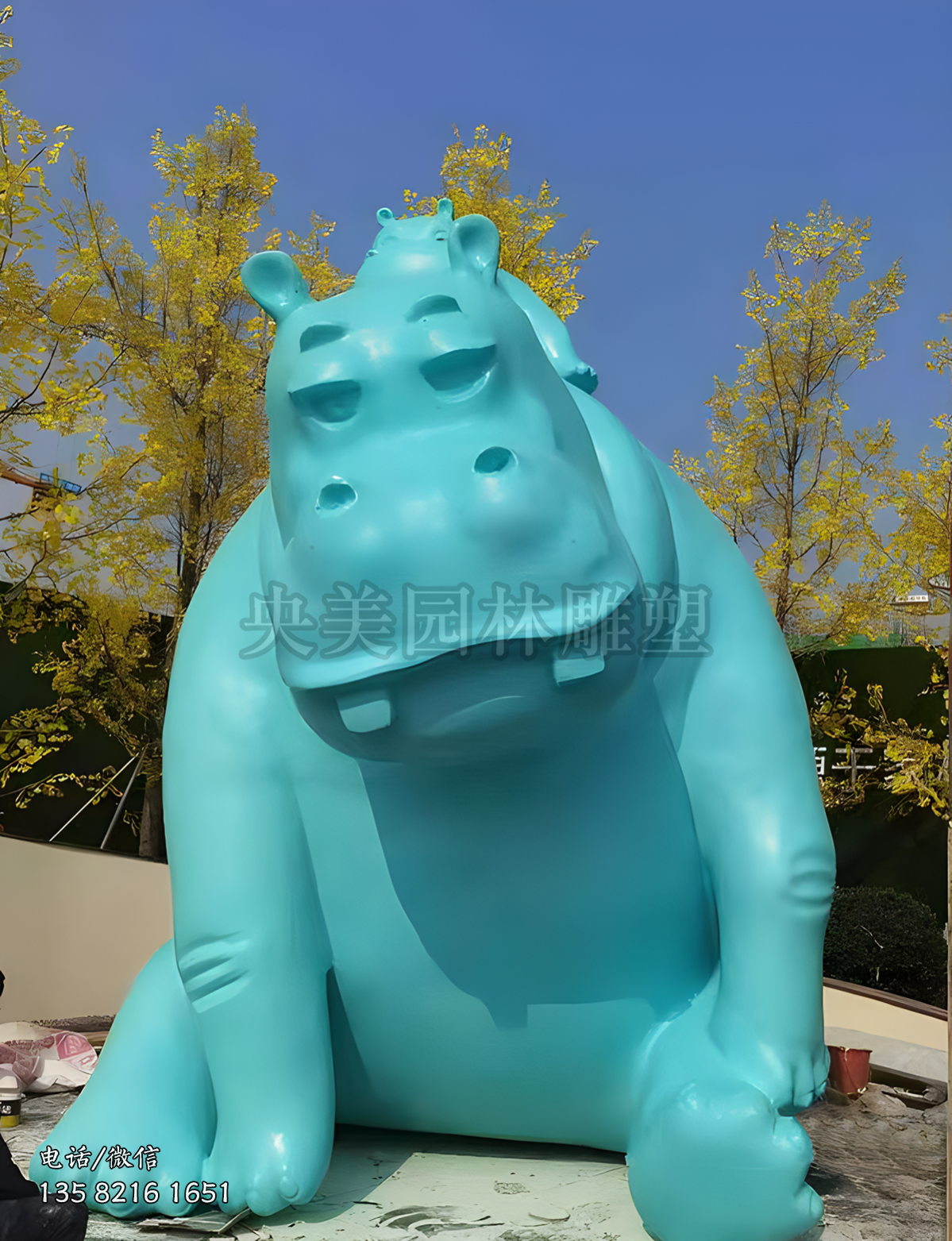 席地而坐的玻璃鋼卡通河馬造型雕塑