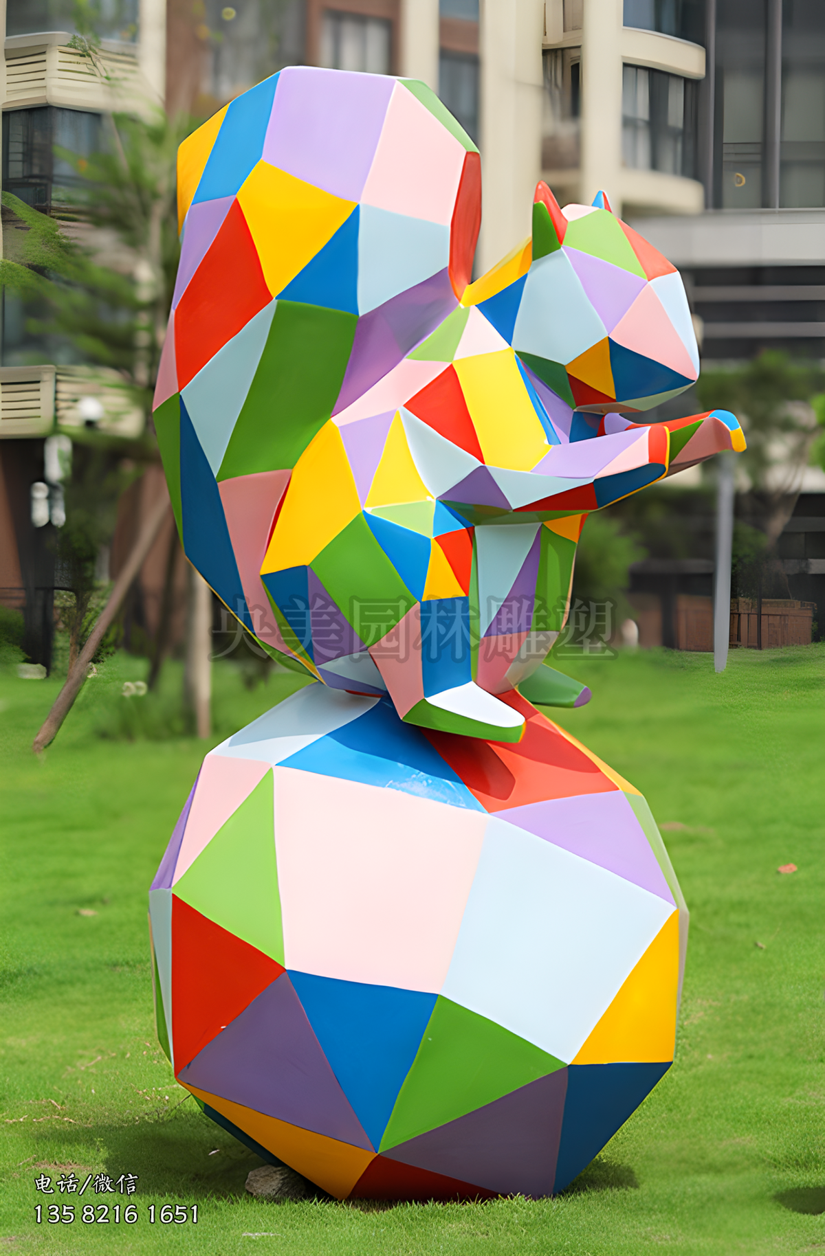 站在松果上的玻璃鋼彩繪切面松鼠雕塑