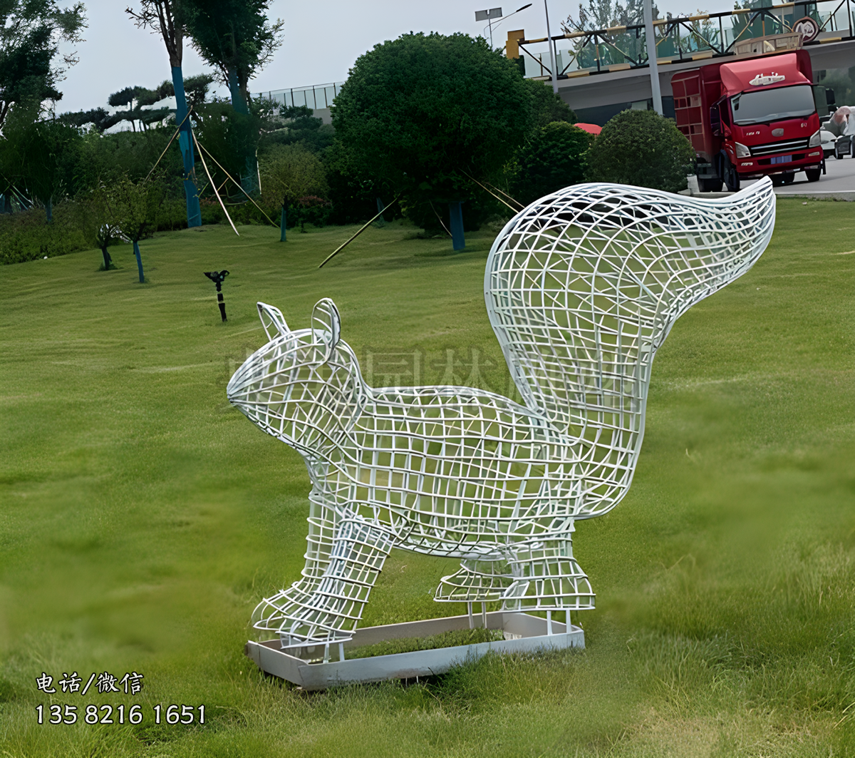 網(wǎng)格編織抽象松鼠雕塑
