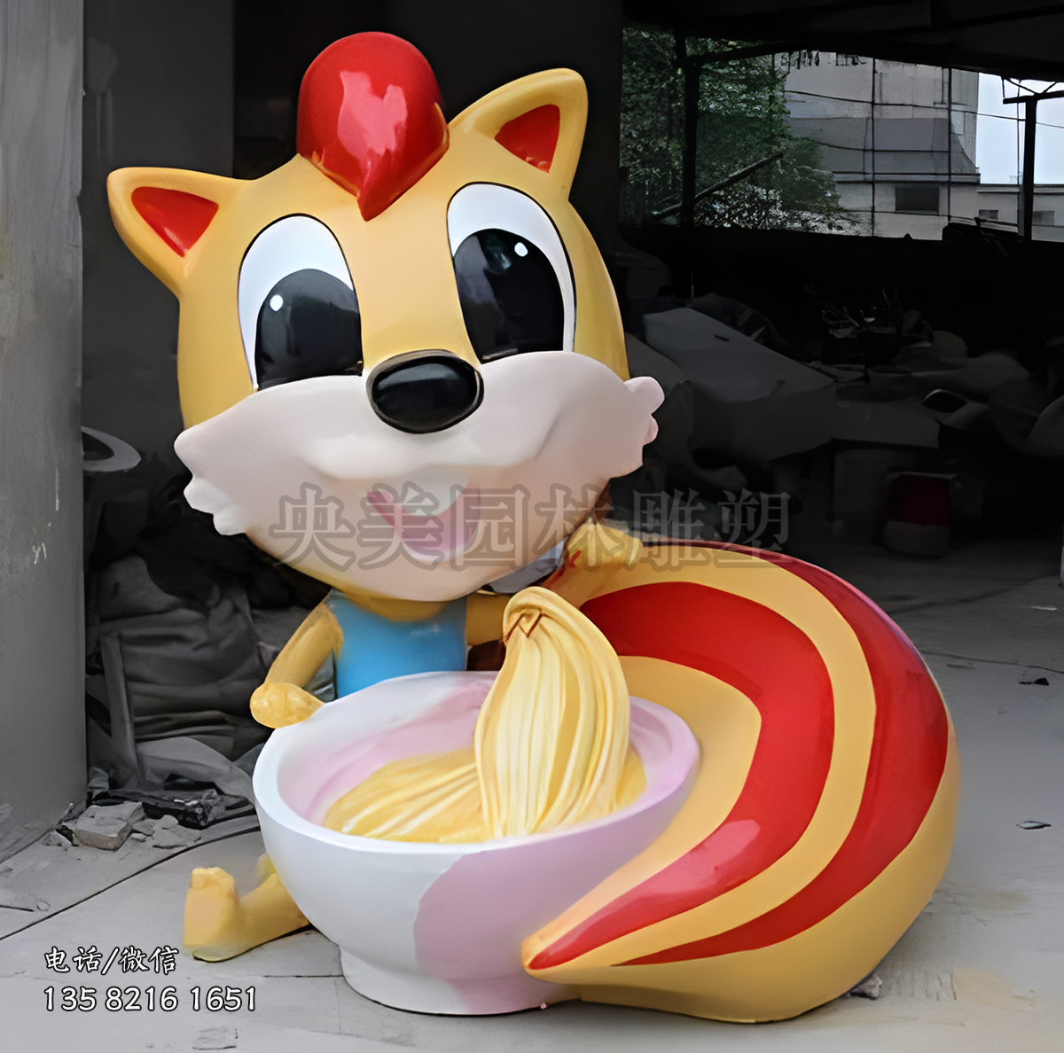 玻璃鋼彩繪卡通動漫松鼠雕塑