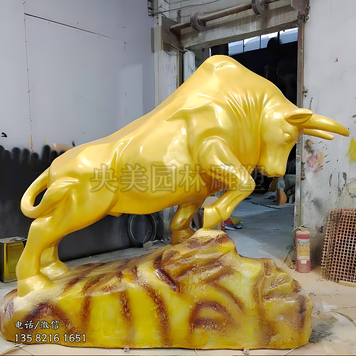 玻璃鋼噴金漆開荒牛雕塑