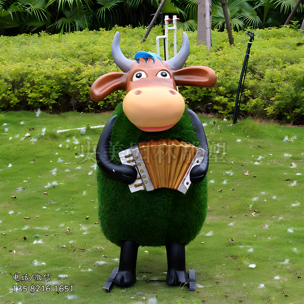 拉手風(fēng)琴的草皮牛雕塑