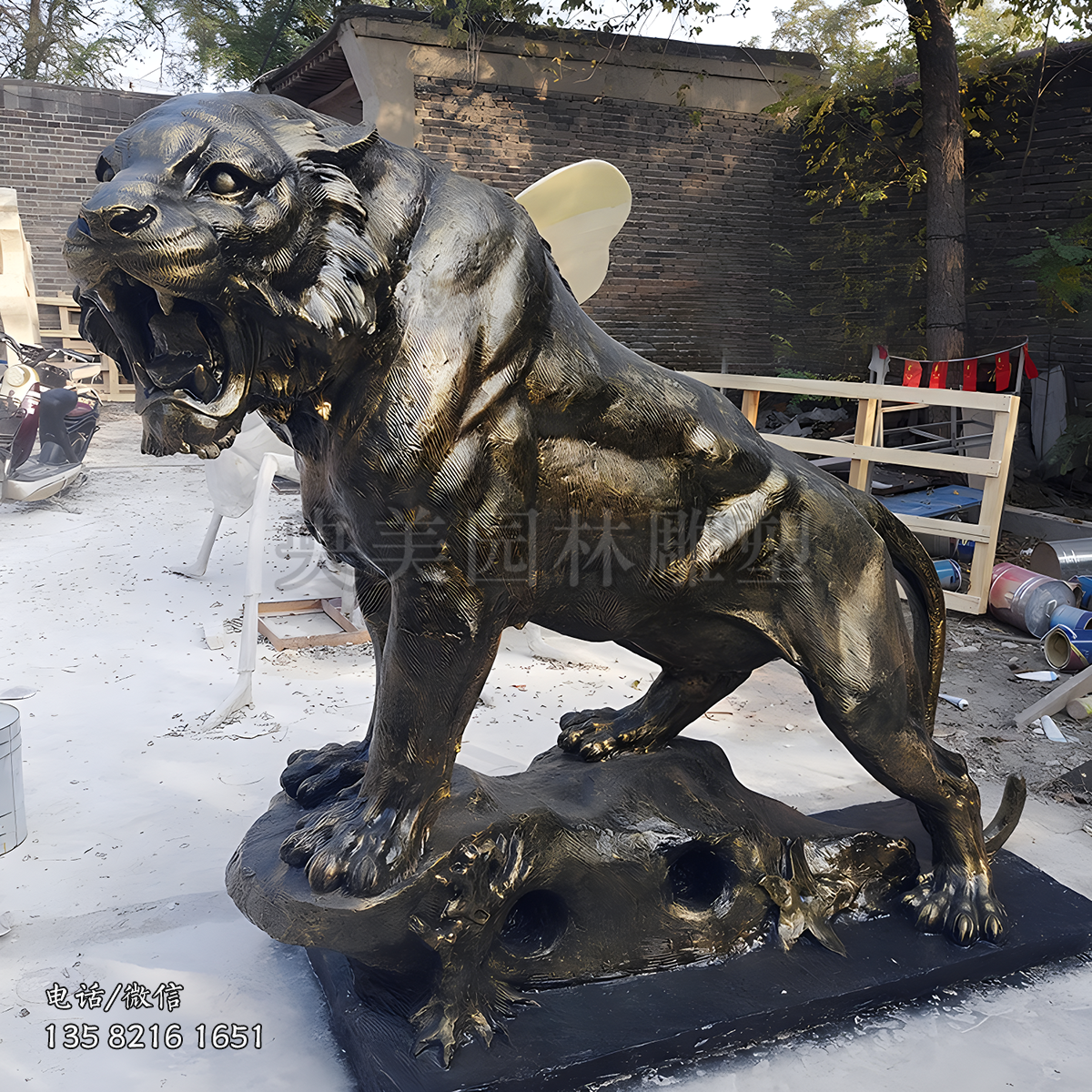 登高嘶鳴的玻璃鋼仿銅老虎雕塑