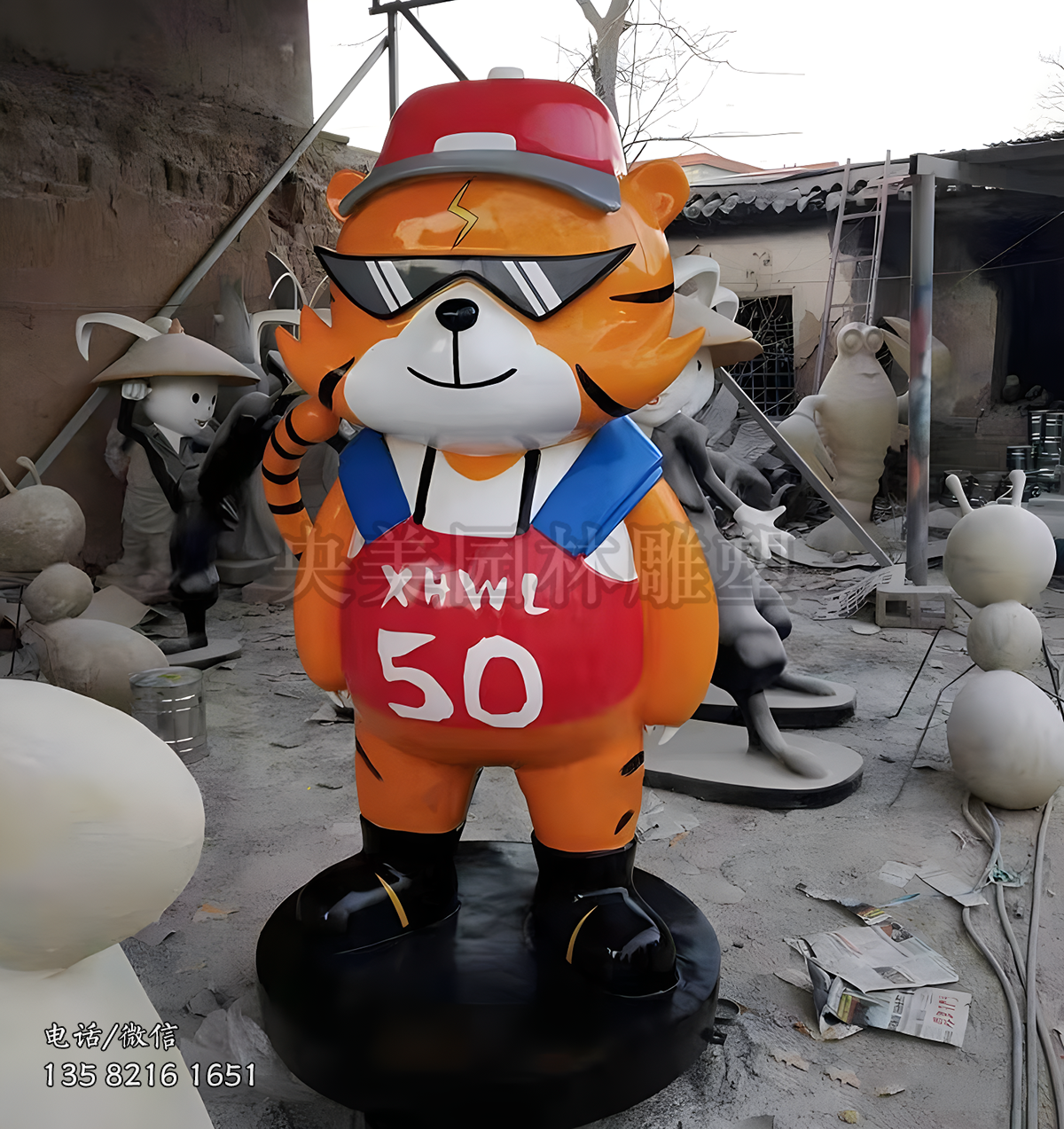 戴墨鏡的胖老虎卡通雕塑