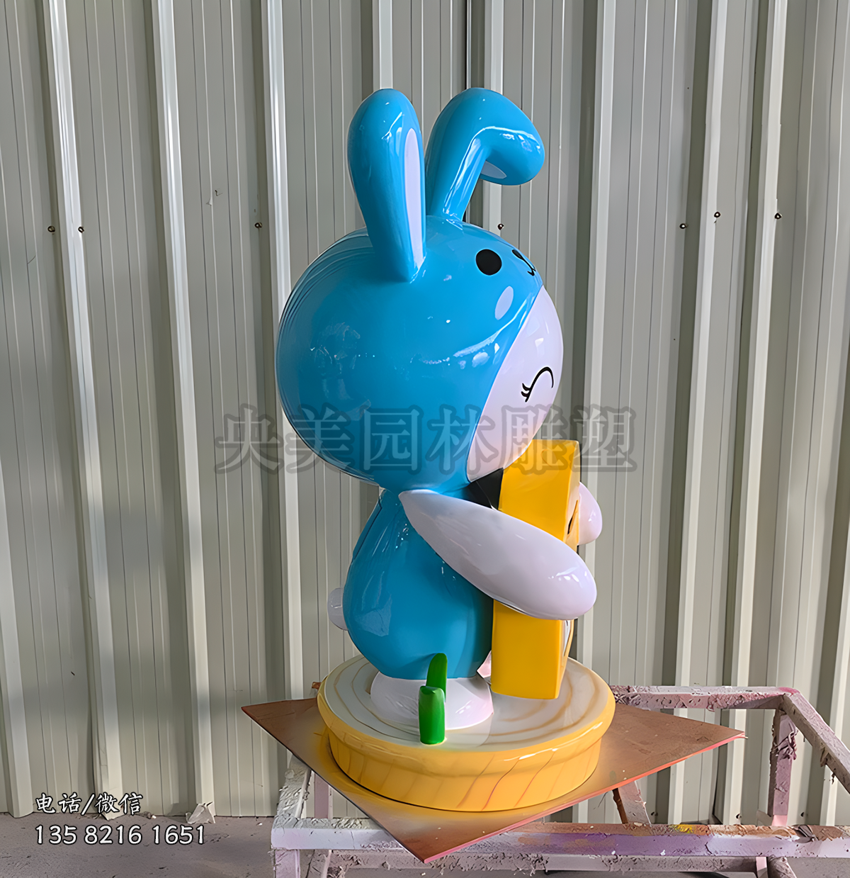 藍(lán)色玻璃鋼卡通兔子雕塑