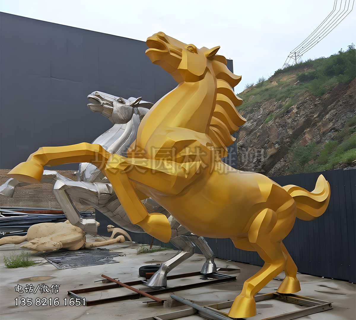 前腳離地雙腳站立的不銹鋼馬雕塑