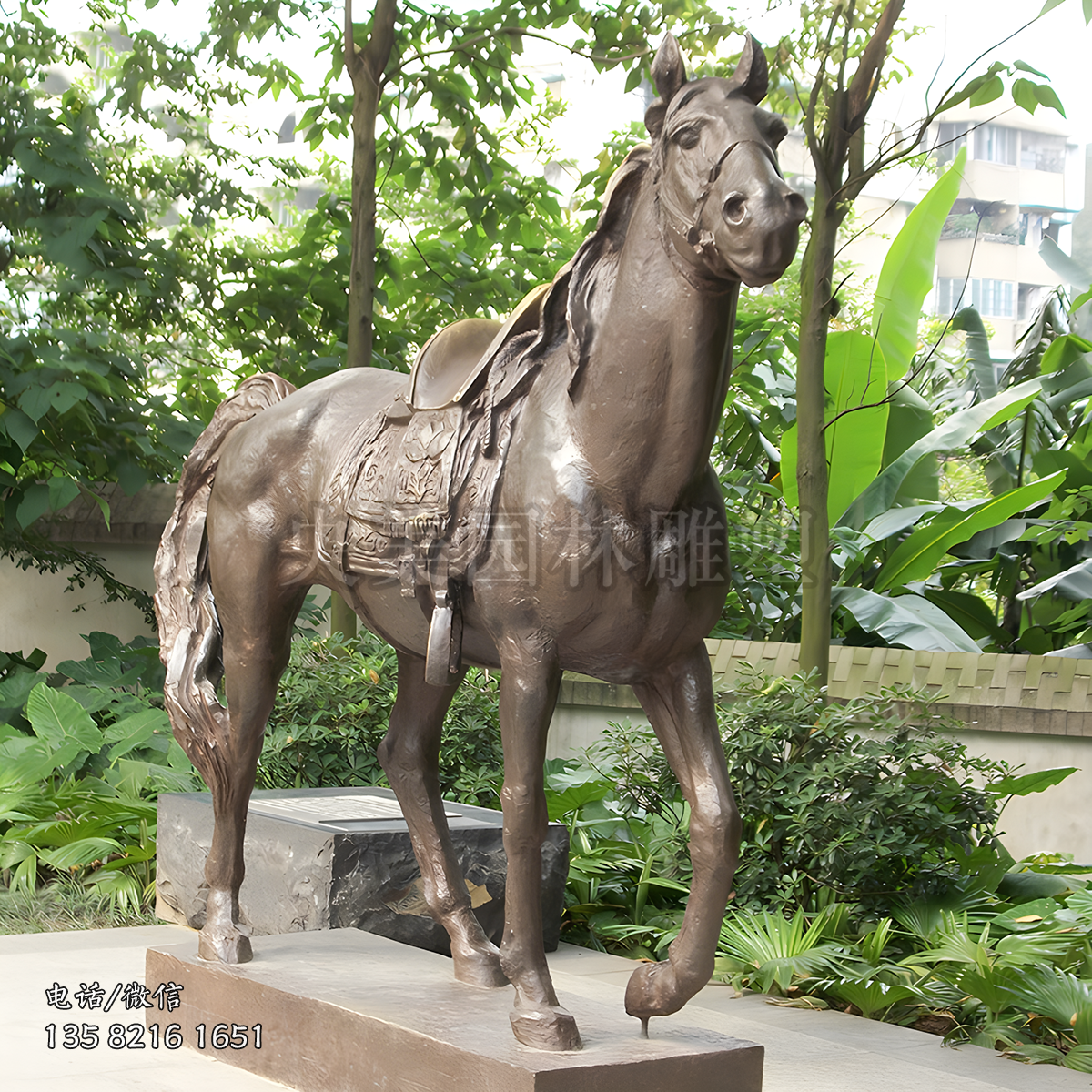 身著馬鞍的銅雕馬