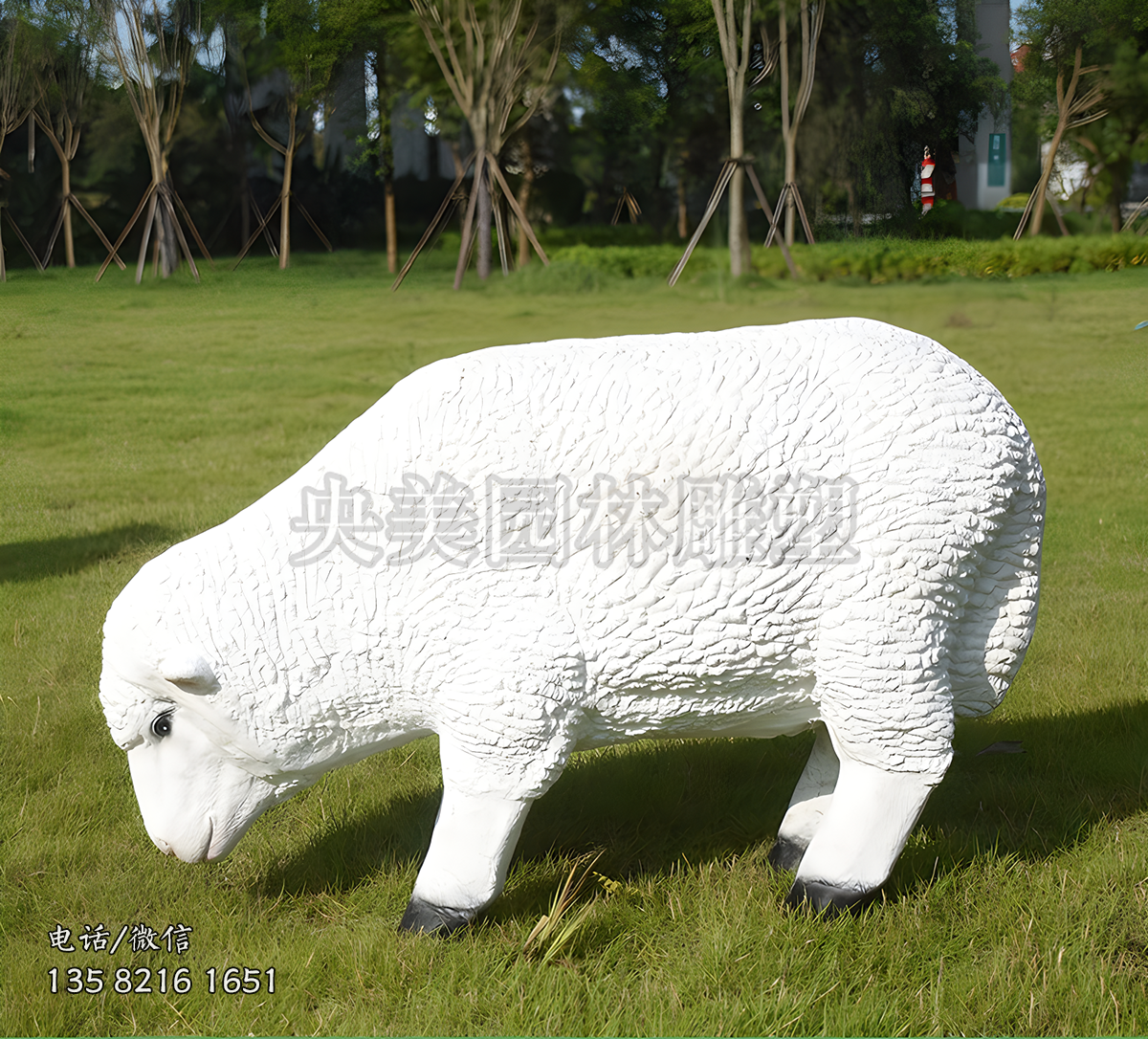 低頭吃草的玻璃鋼仿真綿羊雕塑