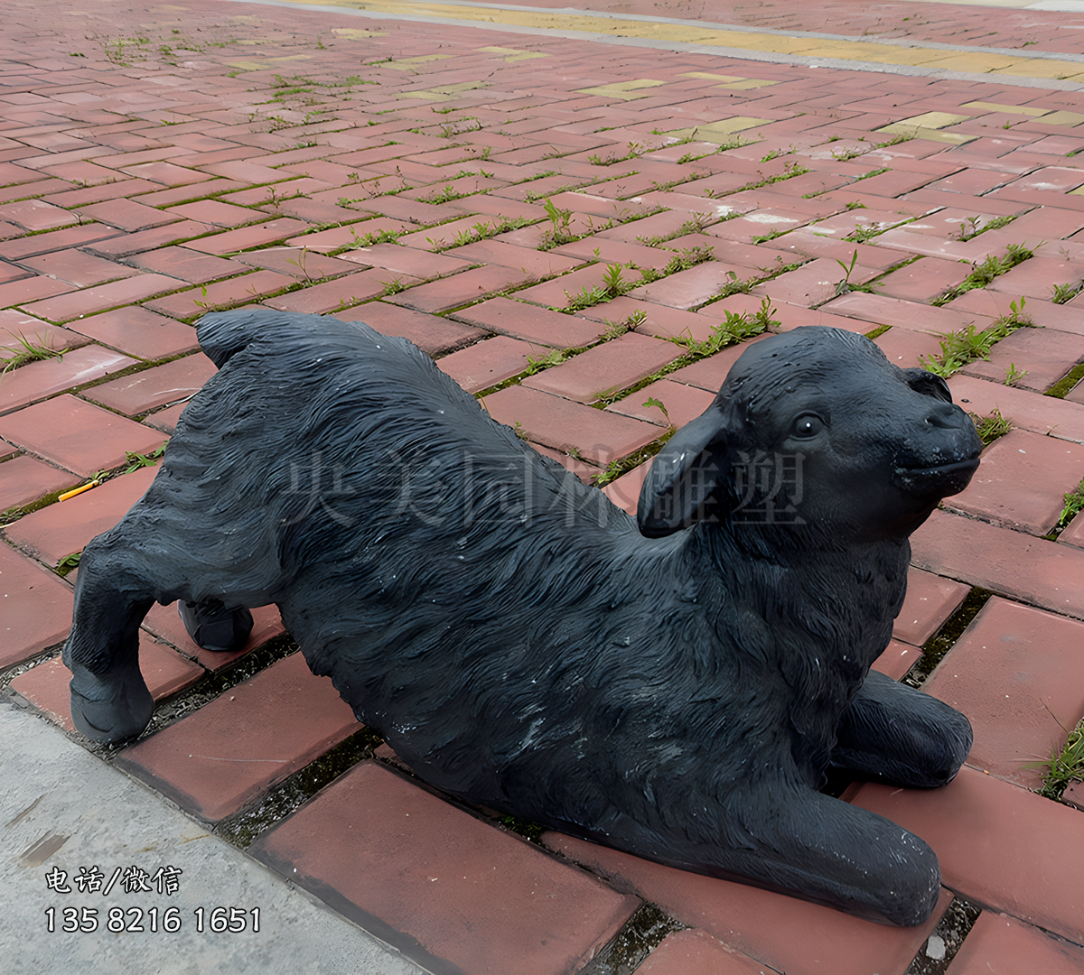 黑色玻璃鋼仿真小羊羔雕塑