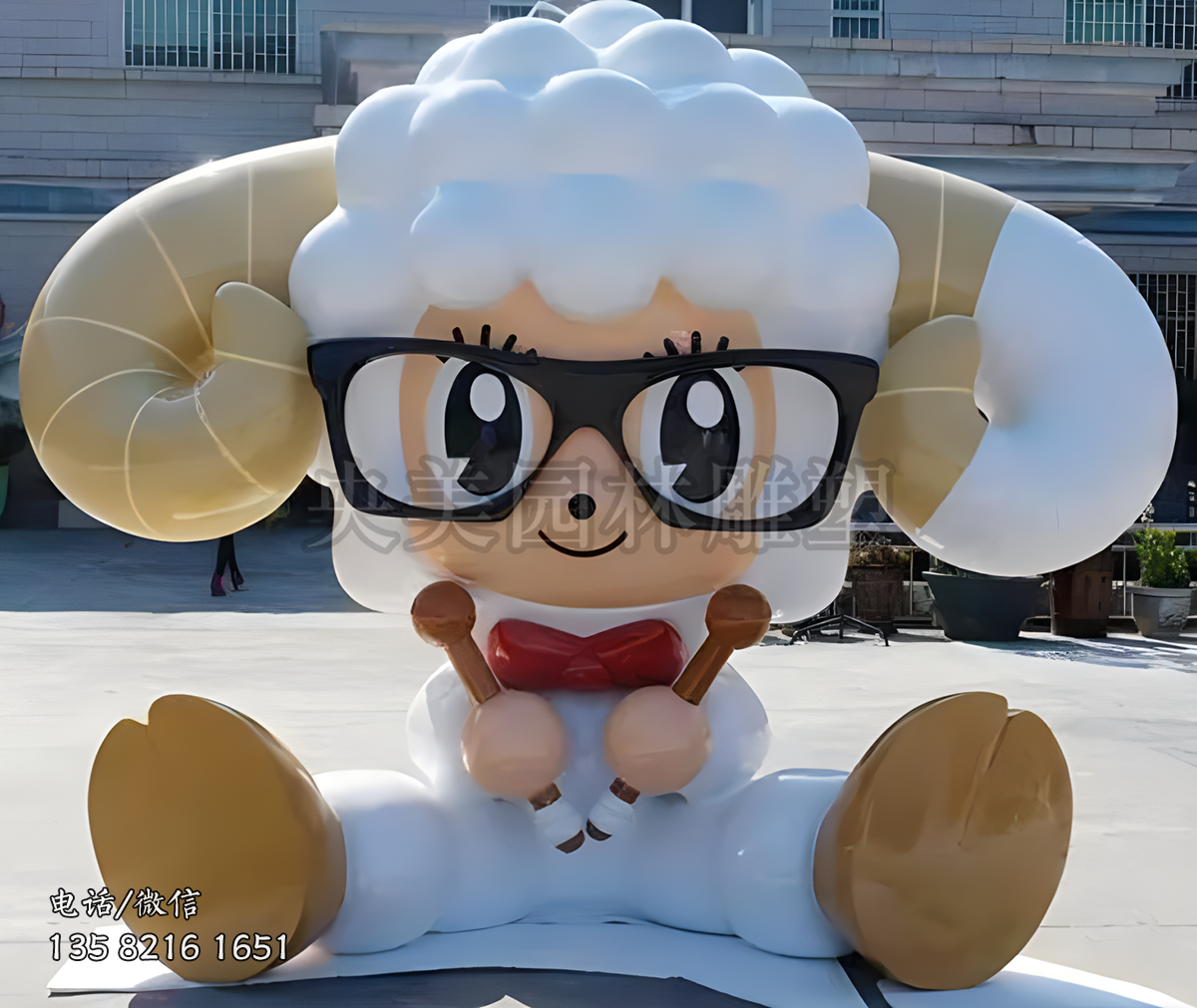 戴眼鏡坐地上打鼓的玻璃鋼卡通羊雕塑公仔
