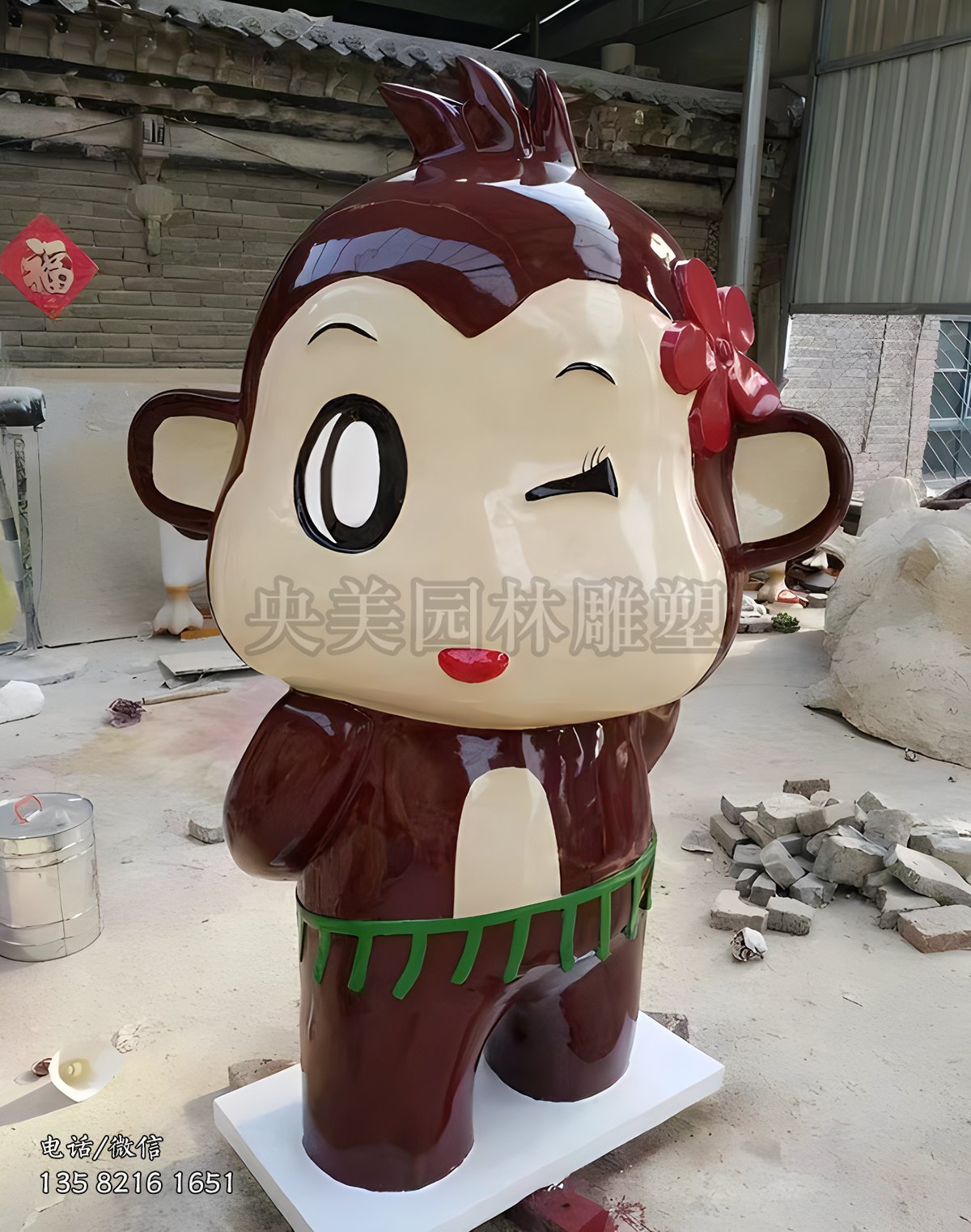 睜一只眼閉一只眼的卡通猴子雕塑