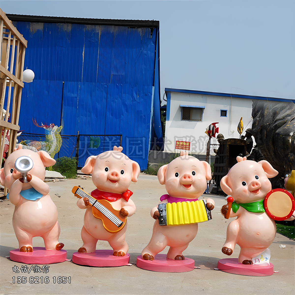 吹拉彈唱的卡通豬雕塑