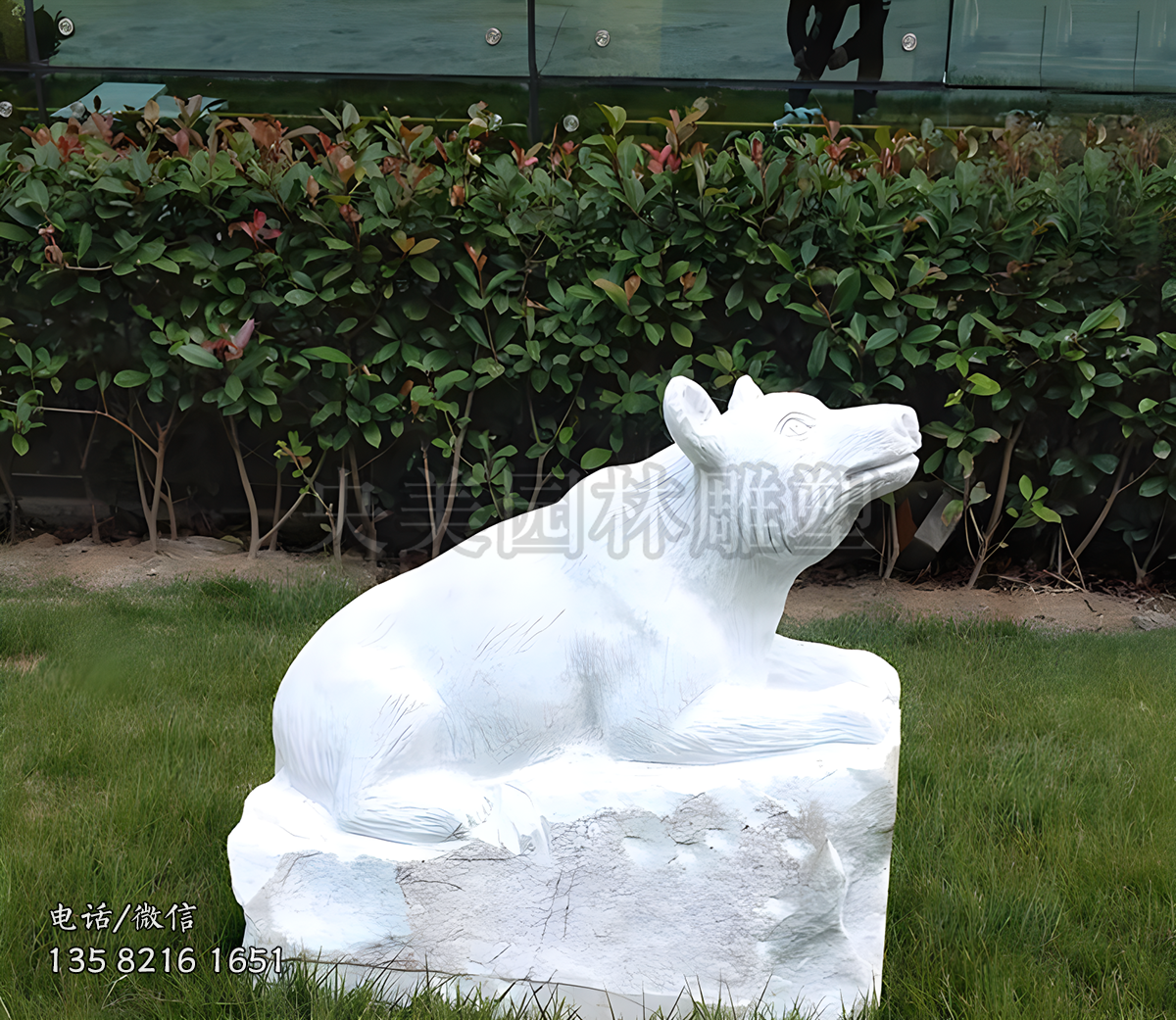 趴地上的漢白玉仿真熊雕塑