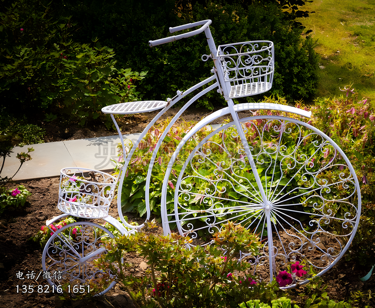 鐵藝創(chuàng)意花邊自行車(chē)雕塑