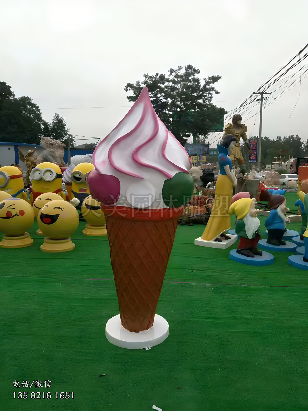 商場(chǎng)冷飲店門口擺放的冰淇淋雕塑