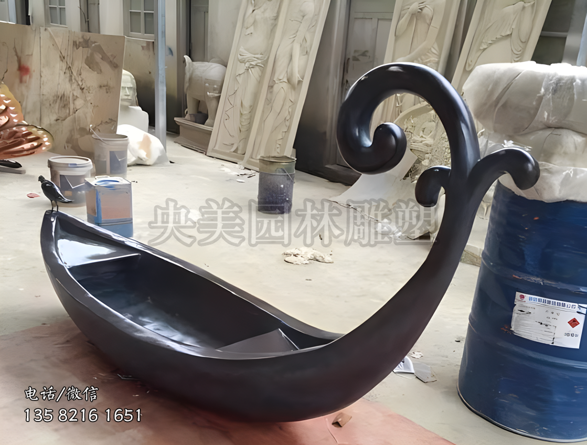 魚形創(chuàng)意船雕塑