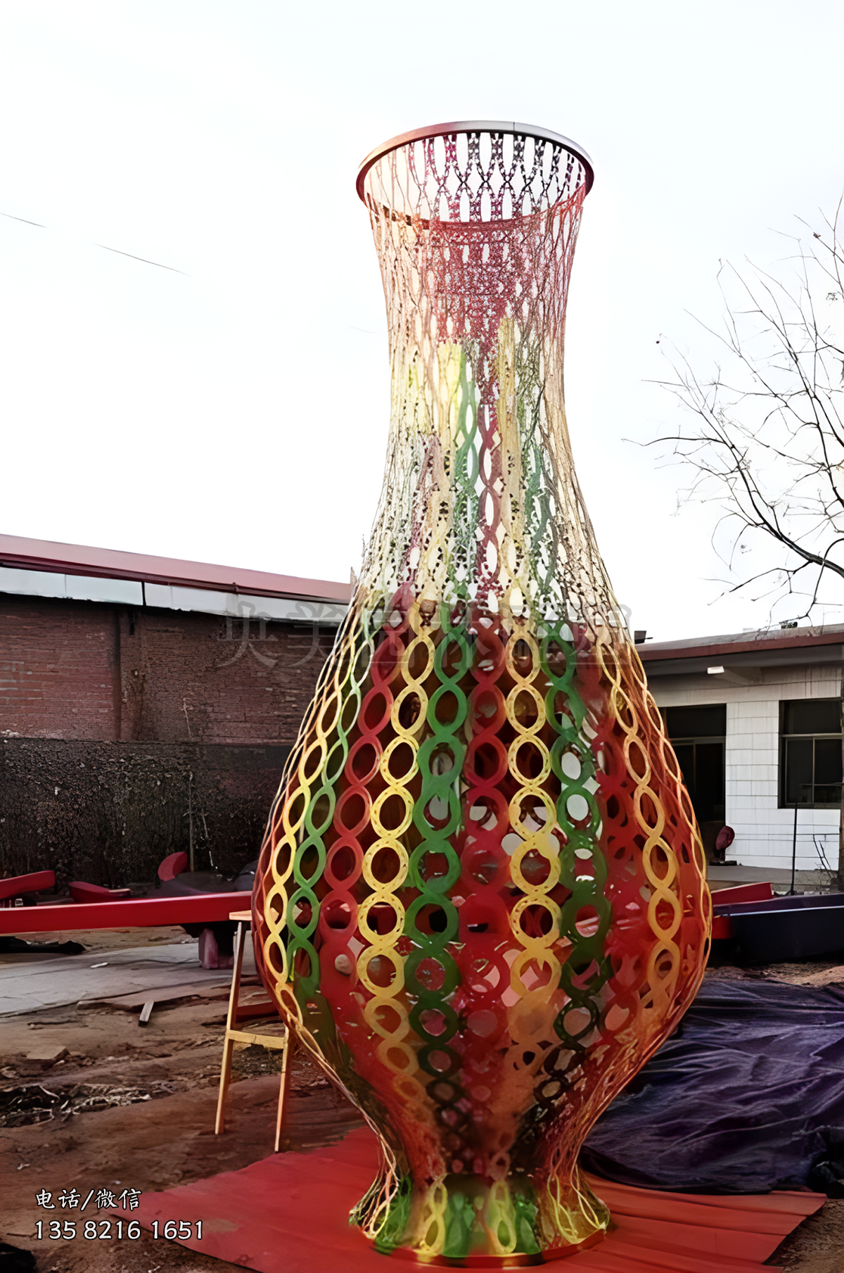 鏤空網(wǎng)格不銹鋼花瓶雕塑