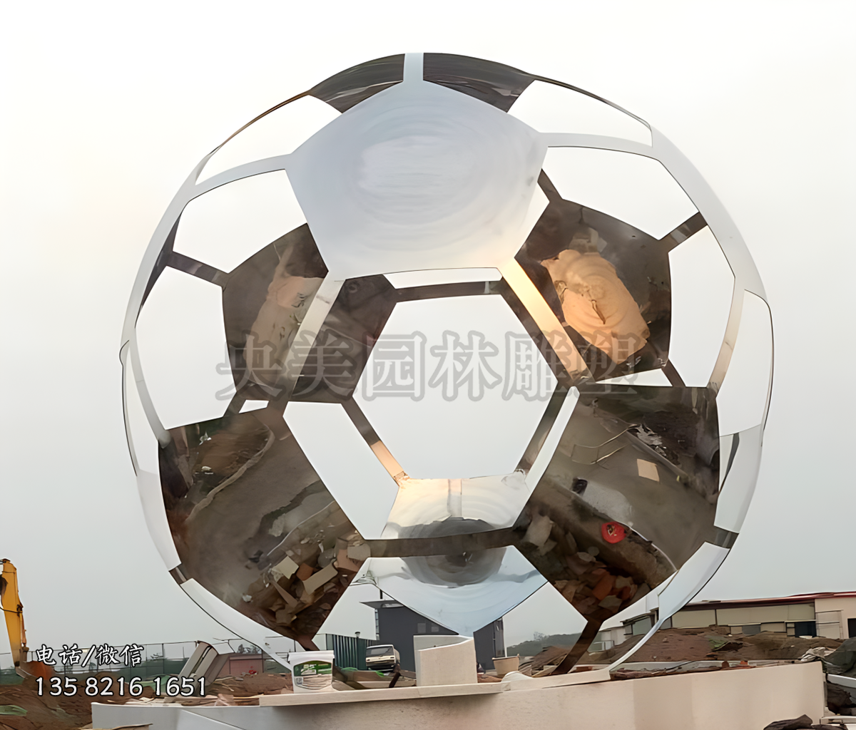 不銹鋼鏤空鏡面足球雕塑